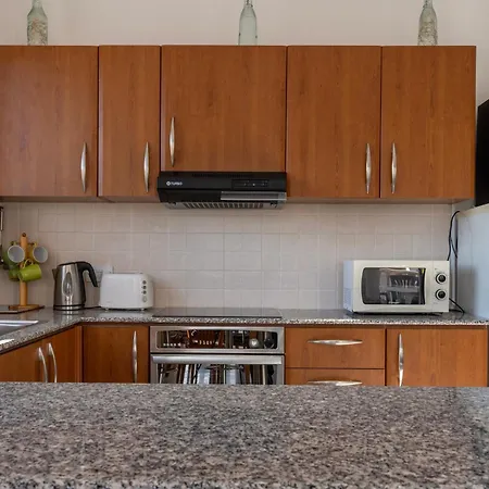 Cozy 2 Bedroom Apartment, Diana Gardens At 아파트 파포스