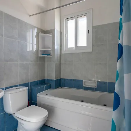 Cozy 2 Bedroom Apartment, Diana Gardens At *